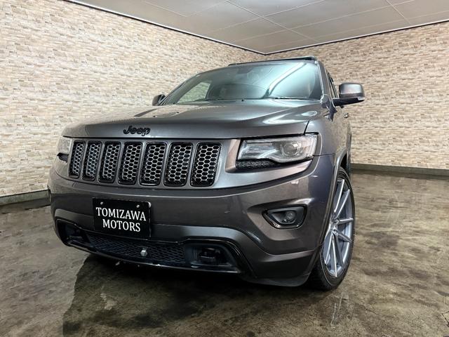 ジープ・グランドチェロキー アルティテュード　ＳＰＯＲＺＡ２２インチホイール　ブラウンレザーシートカバー　ルーフレール　フリップダウンモニター　ＳＵＰＥＲＣＡＴレーダー探知機　ドラレコ　フルセグＴＶ　ＢＬＵＥＴＯＯＴＨ　　取り扱い説明書　スペアキ（6枚目）