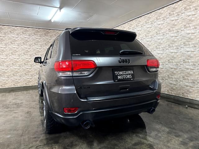 ジープ・グランドチェロキー アルティテュード　ＳＰＯＲＺＡ２２インチホイール　ブラウンレザーシートカバー　ルーフレール　フリップダウンモニター　ＳＵＰＥＲＣＡＴレーダー探知機　ドラレコ　フルセグＴＶ　ＢＬＵＥＴＯＯＴＨ　　取り扱い説明書　スペアキ（7枚目）