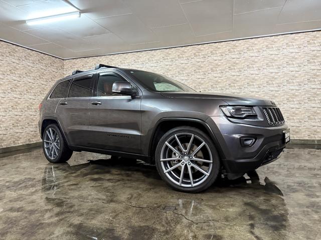 ジープ・グランドチェロキー アルティテュード　ＳＰＯＲＺＡ２２インチホイール　ブラウンレザーシートカバー　ルーフレール　フリップダウンモニター　ＳＵＰＥＲＣＡＴレーダー探知機　ドラレコ　フルセグＴＶ　ＢＬＵＥＴＯＯＴＨ　　取り扱い説明書　スペアキ（8枚目）