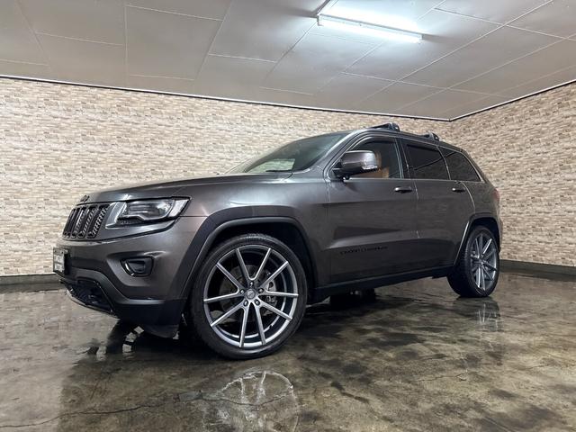 ジープ・グランドチェロキー アルティテュード　ＳＰＯＲＺＡ２２インチホイール　ブラウンレザーシートカバー　ルーフレール　フリップダウンモニター　ＳＵＰＥＲＣＡＴレーダー探知機　ドラレコ　フルセグＴＶ　ＢＬＵＥＴＯＯＴＨ　　取り扱い説明書　スペアキ（9枚目）