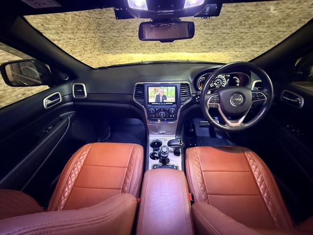 ジープ・グランドチェロキー アルティテュード　ＳＰＯＲＺＡ２２インチホイール　ブラウンレザーシートカバー　ルーフレール　フリップダウンモニター　ＳＵＰＥＲＣＡＴレーダー探知機　ドラレコ　フルセグＴＶ　ＢＬＵＥＴＯＯＴＨ　　取り扱い説明書　スペアキ（10枚目）