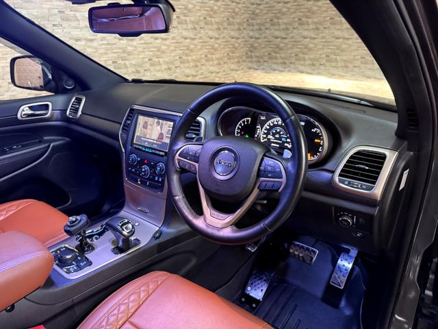 ジープ・グランドチェロキー アルティテュード　ＳＰＯＲＺＡ２２インチホイール　ブラウンレザーシートカバー　ルーフレール　フリップダウンモニター　ＳＵＰＥＲＣＡＴレーダー探知機　ドラレコ　フルセグＴＶ　ＢＬＵＥＴＯＯＴＨ　　取り扱い説明書　スペアキ（11枚目）