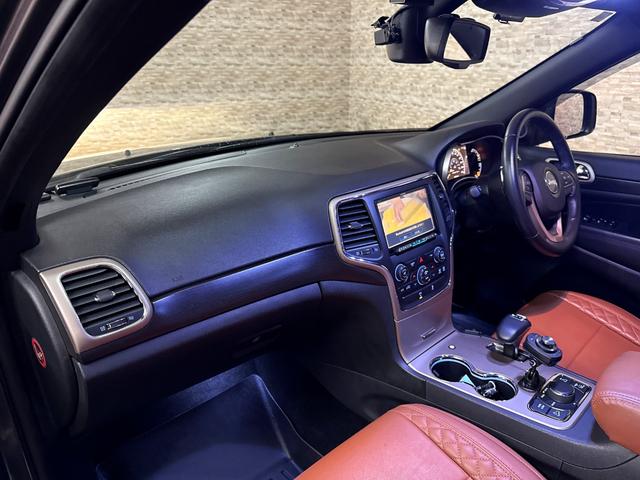 ジープ・グランドチェロキー アルティテュード　ＳＰＯＲＺＡ２２インチホイール　ブラウンレザーシートカバー　ルーフレール　フリップダウンモニター　ＳＵＰＥＲＣＡＴレーダー探知機　ドラレコ　フルセグＴＶ　ＢＬＵＥＴＯＯＴＨ　　取り扱い説明書　スペアキ（12枚目）