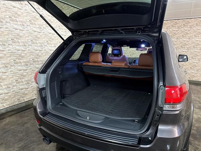 ジープ・グランドチェロキー アルティテュード　ＳＰＯＲＺＡ２２インチホイール　ブラウンレザーシートカバー　ルーフレール　フリップダウンモニター　ＳＵＰＥＲＣＡＴレーダー探知機　ドラレコ　フルセグＴＶ　ＢＬＵＥＴＯＯＴＨ　　取り扱い説明書　スペアキ（17枚目）