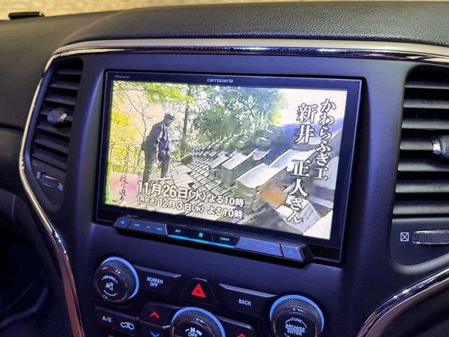 ジープ・グランドチェロキー アルティテュード　ＳＰＯＲＺＡ２２インチホイール　ブラウンレザーシートカバー　ルーフレール　フリップダウンモニター　ＳＵＰＥＲＣＡＴレーダー探知機　ドラレコ　フルセグＴＶ　ＢＬＵＥＴＯＯＴＨ　　取り扱い説明書　スペアキ（18枚目）