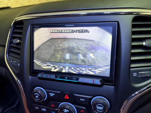 ジープ・グランドチェロキー アルティテュード　ＳＰＯＲＺＡ２２インチホイール　ブラウンレザーシートカバー　ルーフレール　フリップダウンモニター　ＳＵＰＥＲＣＡＴレーダー探知機　ドラレコ　フルセグＴＶ　ＢＬＵＥＴＯＯＴＨ　　取り扱い説明書　スペアキ（19枚目）