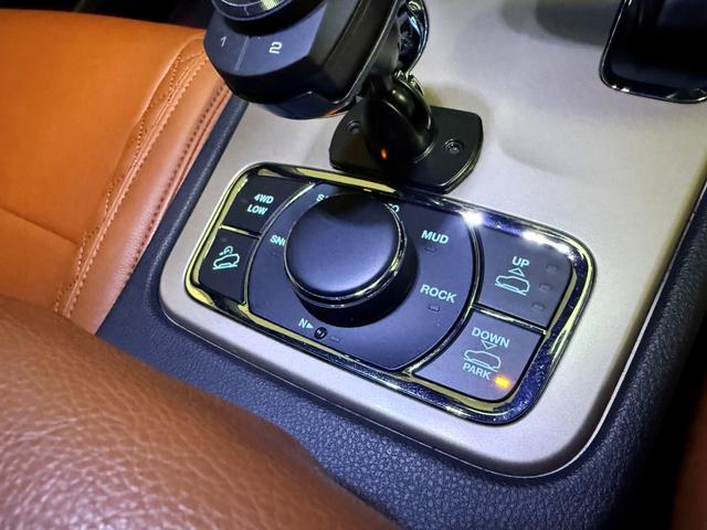 ジープ・グランドチェロキー アルティテュード　ＳＰＯＲＺＡ２２インチホイール　ブラウンレザーシートカバー　ルーフレール　フリップダウンモニター　ＳＵＰＥＲＣＡＴレーダー探知機　ドラレコ　フルセグＴＶ　ＢＬＵＥＴＯＯＴＨ　　取り扱い説明書　スペアキ（22枚目）