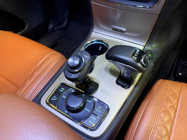 ジープ・グランドチェロキー アルティテュード　ＳＰＯＲＺＡ２２インチホイール　ブラウンレザーシートカバー　ルーフレール　フリップダウンモニター　ＳＵＰＥＲＣＡＴレーダー探知機　ドラレコ　フルセグＴＶ　ＢＬＵＥＴＯＯＴＨ　　取り扱い説明書　スペアキ（23枚目）