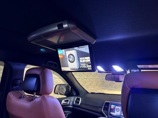 ジープ・グランドチェロキー アルティテュード　ＳＰＯＲＺＡ２２インチホイール　ブラウンレザーシートカバー　ルーフレール　フリップダウンモニター　ＳＵＰＥＲＣＡＴレーダー探知機　ドラレコ　フルセグＴＶ　ＢＬＵＥＴＯＯＴＨ　　取り扱い説明書　スペアキ（24枚目）