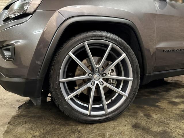 ジープ・グランドチェロキー アルティテュード　ＳＰＯＲＺＡ２２インチホイール　ブラウンレザーシートカバー　ルーフレール　フリップダウンモニター　ＳＵＰＥＲＣＡＴレーダー探知機　ドラレコ　フルセグＴＶ　ＢＬＵＥＴＯＯＴＨ　　取り扱い説明書　スペアキ（25枚目）