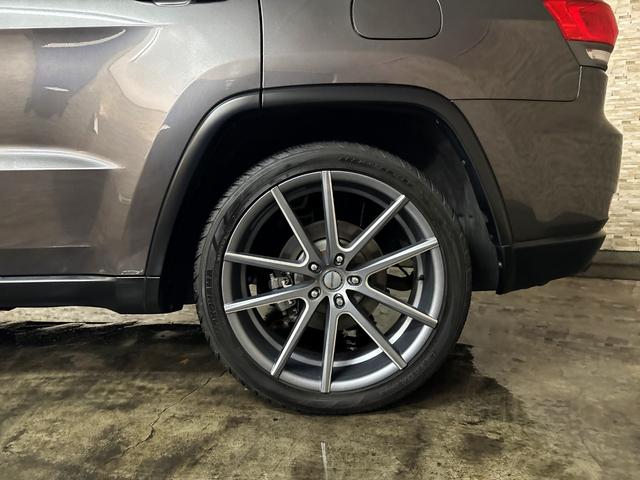 ジープ・グランドチェロキー アルティテュード　ＳＰＯＲＺＡ２２インチホイール　ブラウンレザーシートカバー　ルーフレール　フリップダウンモニター　ＳＵＰＥＲＣＡＴレーダー探知機　ドラレコ　フルセグＴＶ　ＢＬＵＥＴＯＯＴＨ　　取り扱い説明書　スペアキ（27枚目）