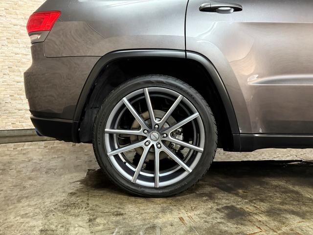 ジープ・グランドチェロキー アルティテュード　ＳＰＯＲＺＡ２２インチホイール　ブラウンレザーシートカバー　ルーフレール　フリップダウンモニター　ＳＵＰＥＲＣＡＴレーダー探知機　ドラレコ　フルセグＴＶ　ＢＬＵＥＴＯＯＴＨ　　取り扱い説明書　スペアキ（28枚目）