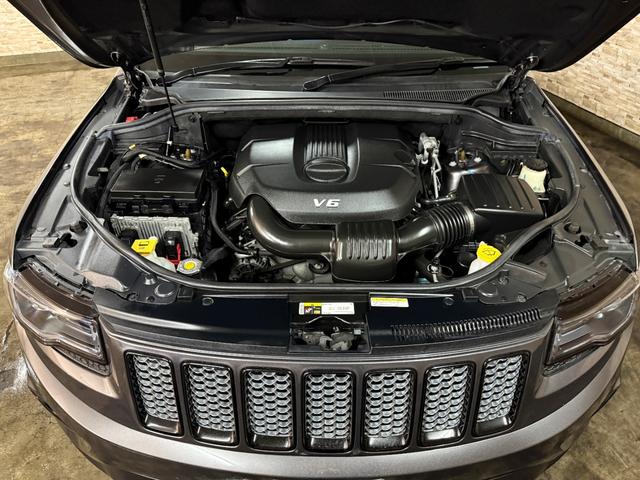 ジープ・グランドチェロキー アルティテュード　ＳＰＯＲＺＡ２２インチホイール　ブラウンレザーシートカバー　ルーフレール　フリップダウンモニター　ＳＵＰＥＲＣＡＴレーダー探知機　ドラレコ　フルセグＴＶ　ＢＬＵＥＴＯＯＴＨ　　取り扱い説明書　スペアキ（29枚目）