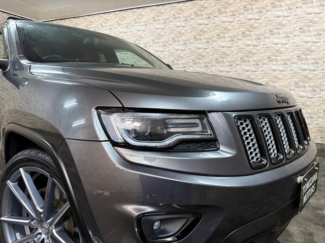 ジープ・グランドチェロキー アルティテュード　ＳＰＯＲＺＡ２２インチホイール　ブラウンレザーシートカバー　ルーフレール　フリップダウンモニター　ＳＵＰＥＲＣＡＴレーダー探知機　ドラレコ　フルセグＴＶ　ＢＬＵＥＴＯＯＴＨ　　取り扱い説明書　スペアキ（30枚目）