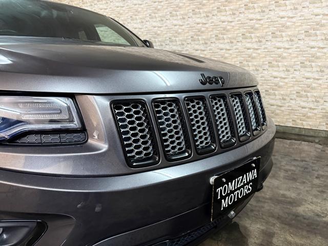 ジープ・グランドチェロキー アルティテュード　ＳＰＯＲＺＡ２２インチホイール　ブラウンレザーシートカバー　ルーフレール　フリップダウンモニター　ＳＵＰＥＲＣＡＴレーダー探知機　ドラレコ　フルセグＴＶ　ＢＬＵＥＴＯＯＴＨ　　取り扱い説明書　スペアキ（31枚目）