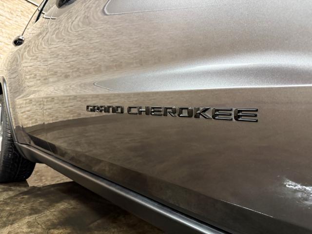 ジープ・グランドチェロキー アルティテュード　ＳＰＯＲＺＡ２２インチホイール　ブラウンレザーシートカバー　ルーフレール　フリップダウンモニター　ＳＵＰＥＲＣＡＴレーダー探知機　ドラレコ　フルセグＴＶ　ＢＬＵＥＴＯＯＴＨ　　取り扱い説明書　スペアキ（34枚目）