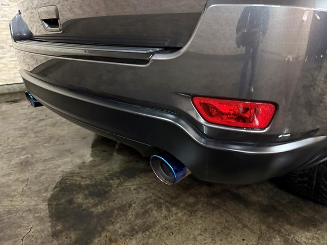 ジープ・グランドチェロキー アルティテュード　ＳＰＯＲＺＡ２２インチホイール　ブラウンレザーシートカバー　ルーフレール　フリップダウンモニター　ＳＵＰＥＲＣＡＴレーダー探知機　ドラレコ　フルセグＴＶ　ＢＬＵＥＴＯＯＴＨ　　取り扱い説明書　スペアキ（35枚目）