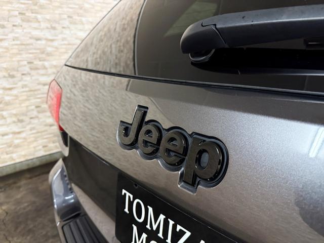 ジープ・グランドチェロキー アルティテュード　ＳＰＯＲＺＡ２２インチホイール　ブラウンレザーシートカバー　ルーフレール　フリップダウンモニター　ＳＵＰＥＲＣＡＴレーダー探知機　ドラレコ　フルセグＴＶ　ＢＬＵＥＴＯＯＴＨ　　取り扱い説明書　スペアキ（36枚目）