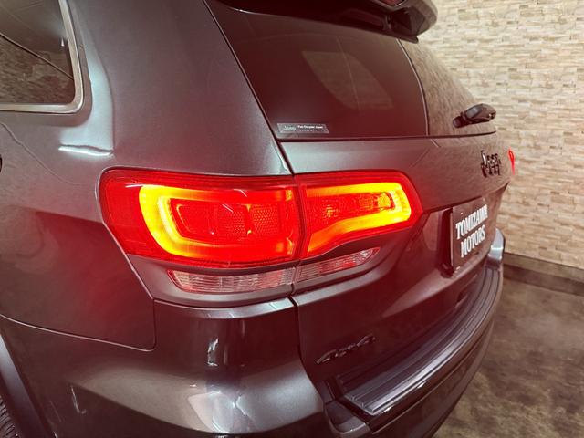 ジープ・グランドチェロキー アルティテュード　ＳＰＯＲＺＡ２２インチホイール　ブラウンレザーシートカバー　ルーフレール　フリップダウンモニター　ＳＵＰＥＲＣＡＴレーダー探知機　ドラレコ　フルセグＴＶ　ＢＬＵＥＴＯＯＴＨ　　取り扱い説明書　スペアキ（38枚目）