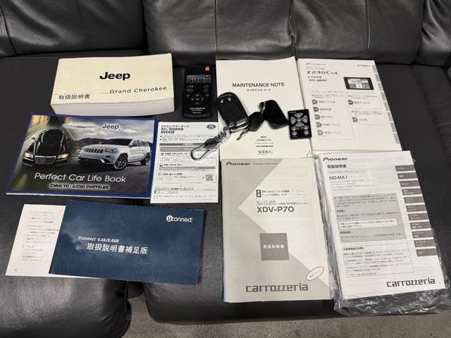 ジープ・グランドチェロキー アルティテュード　ＳＰＯＲＺＡ２２インチホイール　ブラウンレザーシートカバー　ルーフレール　フリップダウンモニター　ＳＵＰＥＲＣＡＴレーダー探知機　ドラレコ　フルセグＴＶ　ＢＬＵＥＴＯＯＴＨ　　取り扱い説明書　スペアキ（39枚目）