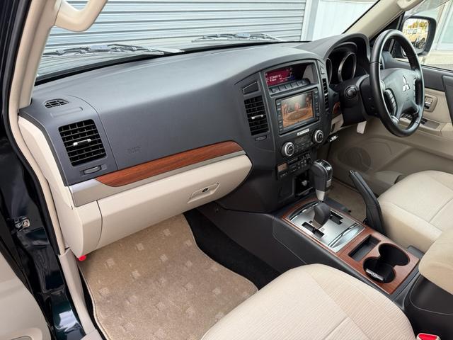 パジェロ ロング　エクシード　７人乗り／バックカメラ／純正ナビ／ＴＶ／ＥＴＣ／エアコン／パワステ／４ＷＤ／クルーズコントロール／（19枚目）