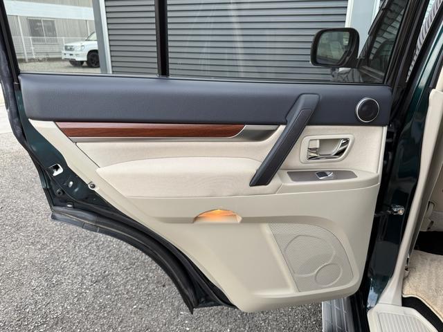 パジェロ ロング　エクシード　７人乗り／バックカメラ／純正ナビ／ＴＶ／ＥＴＣ／エアコン／パワステ／４ＷＤ／クルーズコントロール／（44枚目）