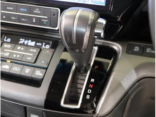 ステップワゴンスパーダ スパーダホンダセンシング 盗難防止 助手席エアバッグ Wパワスラ 地デジ LEDライト 横滑り防止システム オートエアコン リアカメラ ドライブレコーダー装着車 USB ナビ&TV 三列シート(18枚目)