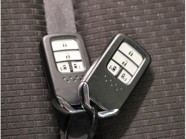 ステップワゴンスパーダ スパーダホンダセンシング 盗難防止 助手席エアバッグ Wパワスラ 地デジ LEDライト 横滑り防止システム オートエアコン リアカメラ ドライブレコーダー装着車 USB ナビ&TV 三列シート(28枚目)