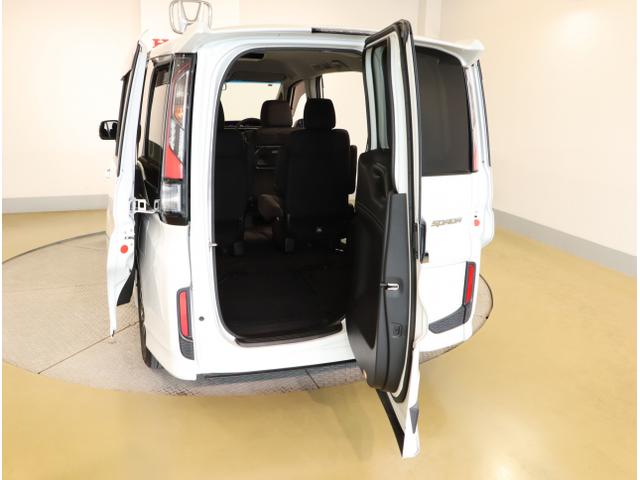 ステップワゴンスパーダ スパーダホンダセンシング 盗難防止 助手席エアバッグ Wパワスラ 地デジ LEDライト 横滑り防止システム オートエアコン リアカメラ ドライブレコーダー装着車 USB ナビ&TV 三列シート(52枚目)