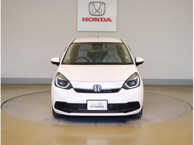 フィット ｅ：ＨＥＶホーム　前後誤発進抑制機能　クリソナ　助手席エアバッグ　運転席エアバッグ　シートヒーター　アイドリングストップ　ＬＥＤライト　ＵＳＢ接続　バックカメラ　ＡＢＳ　サイドエアバッグ　フルセグＴＶ（2枚目）