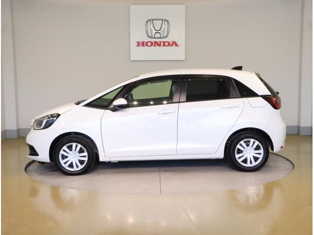 フィット ｅ：ＨＥＶホーム　前後誤発進抑制機能　クリソナ　助手席エアバッグ　運転席エアバッグ　シートヒーター　アイドリングストップ　ＬＥＤライト　ＵＳＢ接続　バックカメラ　ＡＢＳ　サイドエアバッグ　フルセグＴＶ（4枚目）