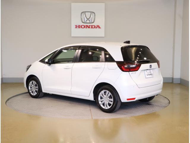 フィット ｅ：ＨＥＶホーム　前後誤発進抑制機能　クリソナ　助手席エアバッグ　運転席エアバッグ　シートヒーター　アイドリングストップ　ＬＥＤライト　ＵＳＢ接続　バックカメラ　ＡＢＳ　サイドエアバッグ　フルセグＴＶ（5枚目）