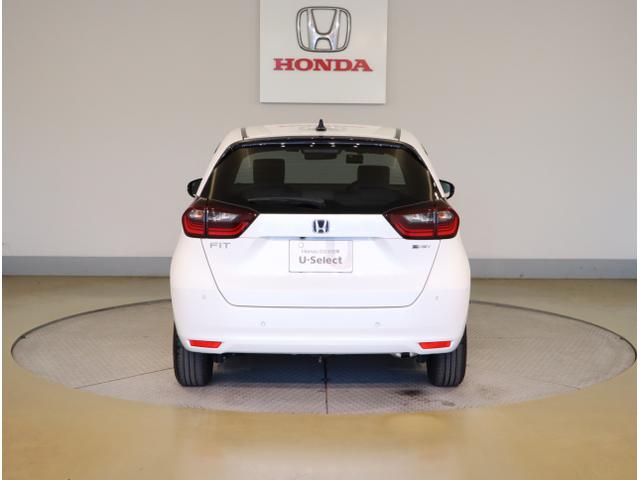 フィット ｅ：ＨＥＶホーム　前後誤発進抑制機能　クリソナ　助手席エアバッグ　運転席エアバッグ　シートヒーター　アイドリングストップ　ＬＥＤライト　ＵＳＢ接続　バックカメラ　ＡＢＳ　サイドエアバッグ　フルセグＴＶ（6枚目）