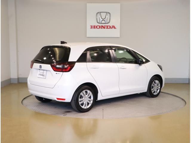 フィット ｅ：ＨＥＶホーム　前後誤発進抑制機能　クリソナ　助手席エアバッグ　運転席エアバッグ　シートヒーター　アイドリングストップ　ＬＥＤライト　ＵＳＢ接続　バックカメラ　ＡＢＳ　サイドエアバッグ　フルセグＴＶ（7枚目）