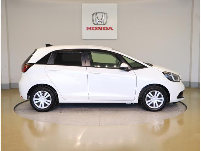 フィット ｅ：ＨＥＶホーム　前後誤発進抑制機能　クリソナ　助手席エアバッグ　運転席エアバッグ　シートヒーター　アイドリングストップ　ＬＥＤライト　ＵＳＢ接続　バックカメラ　ＡＢＳ　サイドエアバッグ　フルセグＴＶ（8枚目）