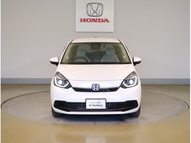 フィット ｅ：ＨＥＶホーム　前後誤発進抑制機能　クリソナ　助手席エアバッグ　運転席エアバッグ　シートヒーター　アイドリングストップ　ＬＥＤライト　ＵＳＢ接続　バックカメラ　ＡＢＳ　サイドエアバッグ　フルセグＴＶ（10枚目）