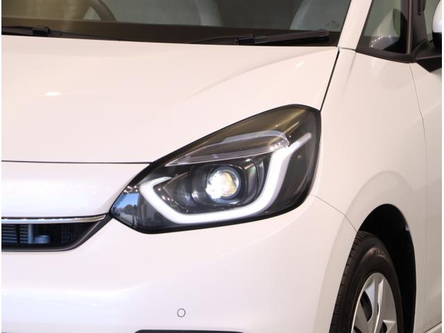 フィット ｅ：ＨＥＶホーム　前後誤発進抑制機能　クリソナ　助手席エアバッグ　運転席エアバッグ　シートヒーター　アイドリングストップ　ＬＥＤライト　ＵＳＢ接続　バックカメラ　ＡＢＳ　サイドエアバッグ　フルセグＴＶ（11枚目）