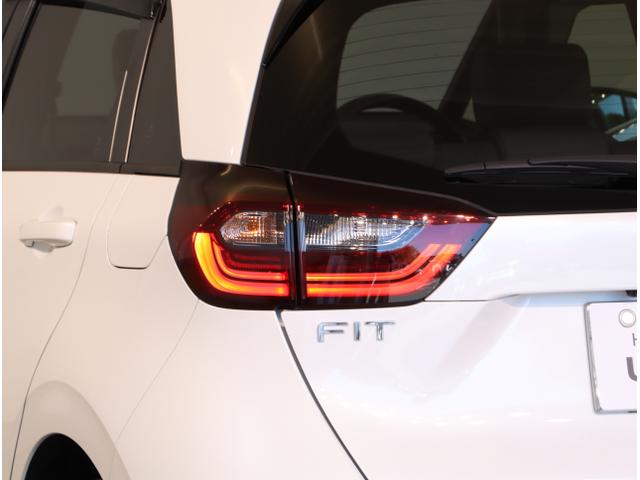 フィット ｅ：ＨＥＶホーム　前後誤発進抑制機能　クリソナ　助手席エアバッグ　運転席エアバッグ　シートヒーター　アイドリングストップ　ＬＥＤライト　ＵＳＢ接続　バックカメラ　ＡＢＳ　サイドエアバッグ　フルセグＴＶ（13枚目）
