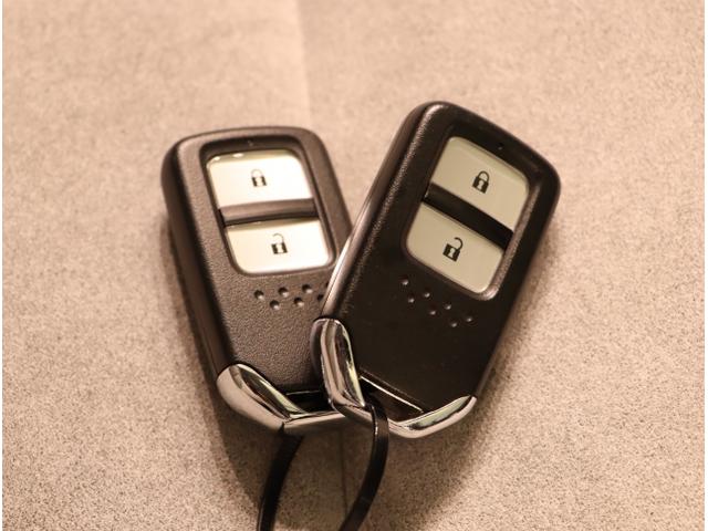 フィット ｅ：ＨＥＶホーム　前後誤発進抑制機能　クリソナ　助手席エアバッグ　運転席エアバッグ　シートヒーター　アイドリングストップ　ＬＥＤライト　ＵＳＢ接続　バックカメラ　ＡＢＳ　サイドエアバッグ　フルセグＴＶ（26枚目）