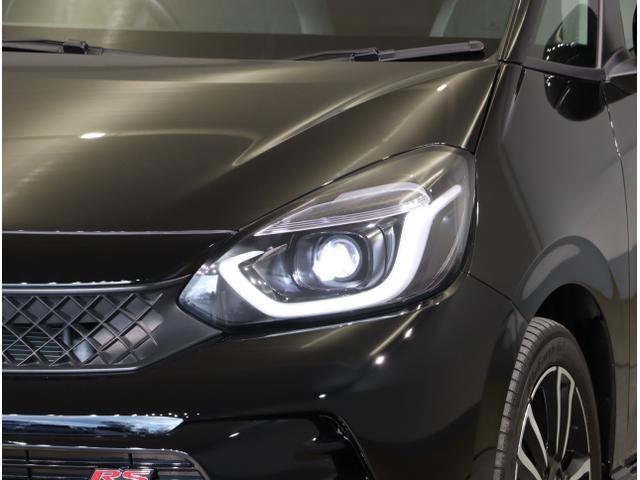 フィット ｅ：ＨＥＶＲＳ　エアバッグ　ナビ＆ＴＶ　パワーウィンドウ　助手席エアバッグ　Ｄレコ　フルセグテレビ　ＬＥＤヘッドランプ　セキュリティアラーム　フルオートエアコン　ＥＴＣ装備　スマートキ　ＵＳＢ（11枚目）