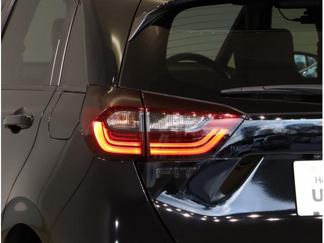 フィット ｅ：ＨＥＶＲＳ　エアバッグ　ナビ＆ＴＶ　パワーウィンドウ　助手席エアバッグ　Ｄレコ　フルセグテレビ　ＬＥＤヘッドランプ　セキュリティアラーム　フルオートエアコン　ＥＴＣ装備　スマートキ　ＵＳＢ（13枚目）