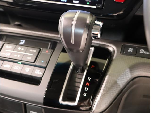 ステップワゴンスパーダ スパーダホンダセンシング　盗難防止　助手席エアバッグ　Ｗパワスラ　地デジ　サイドエアバッグ　ＬＥＤライト　横滑り防止システム　オートエアコン　ＵＳＢ　ナビ＆ＴＶ　三列シート　アイドリングＳ　ＥＴＣ付（18枚目）