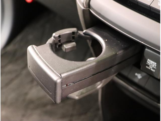 ステップワゴンスパーダ スパーダホンダセンシング　盗難防止　助手席エアバッグ　Ｗパワスラ　地デジ　サイドエアバッグ　ＬＥＤライト　横滑り防止システム　オートエアコン　ＵＳＢ　ナビ＆ＴＶ　三列シート　アイドリングＳ　ＥＴＣ付（42枚目）