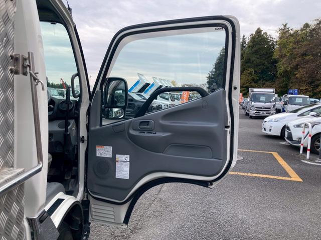 デュトロ 　３ｔ積・ダンプ・全低床・コボレーン付・メッキパーツ・ＭＴ６・ＥＴＣ・電格ミラー・バックカメラ・ナビＴＶ（64枚目）