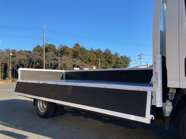 エルフトラック 　３ｔ積・平ボディ・ロング・全低床・ＭＴ６・ＥＴＣ・電格ミラー・ナビＴＶ・車線逸脱警報装置・衝突軽減ブレーキ（12枚目）