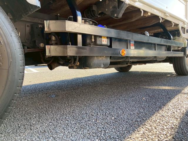 エルフトラック 　３ｔ積・平ボディ・ロング・全低床・ＭＴ６・ＥＴＣ・電格ミラー・ナビＴＶ・車線逸脱警報装置・衝突軽減ブレーキ（44枚目）