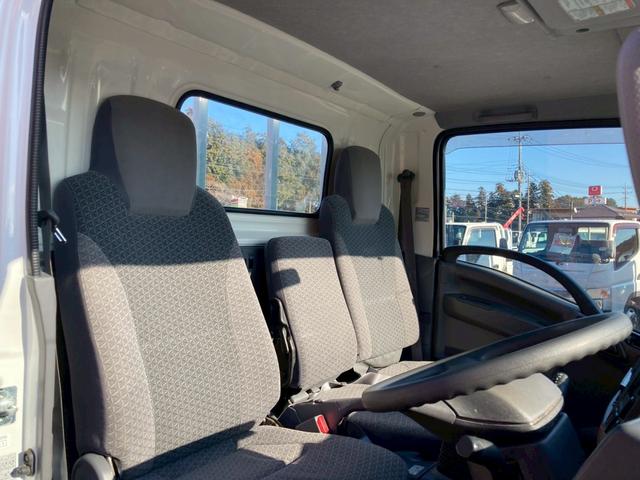 エルフトラック 　３ｔ積・平ボディ・ロング・全低床・ＭＴ６・ＥＴＣ・電格ミラー・ナビＴＶ・車線逸脱警報装置・衝突軽減ブレーキ（59枚目）