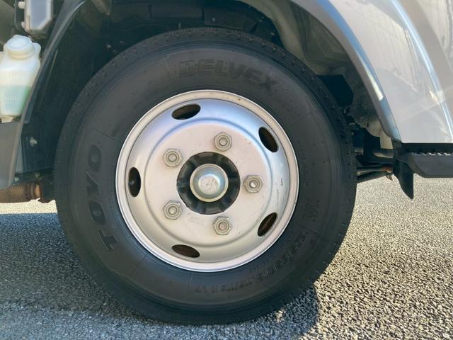 エルフトラック 　３ｔ積・平ボディ・ロング・全低床・ＭＴ６・ＥＴＣ・電格ミラー・ナビＴＶ・車線逸脱警報装置・衝突軽減ブレーキ（68枚目）