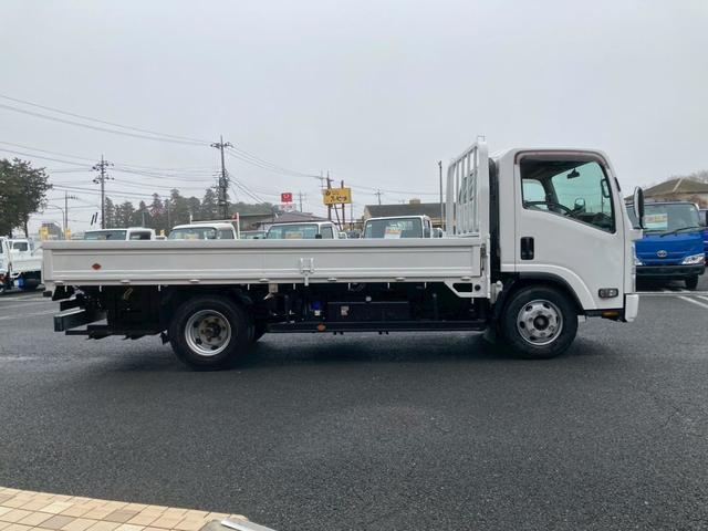 エルフトラック 　４．５５ｔ積・平ボディ・ロング・ワイド・高床・ＡＴ車・ＥＴＣ・電格ミラー・バックカメラ・ナビＴＶ・車線逸脱警報装置・衝突軽減ブレーキ（4枚目）