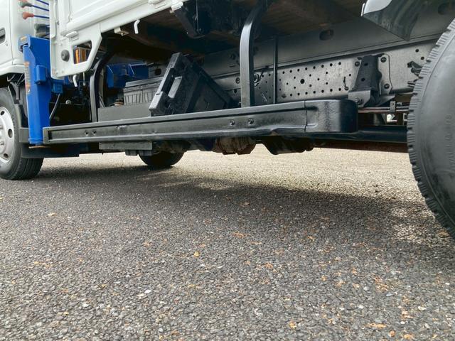 エルフトラック 　３ｔ積・３段クレーン・セミロング・全低床・ＡＴ車・ＥＴＣ（47枚目）